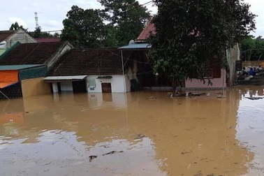 Nước đổ về quá nhanh, hơn 100 nhà dân ngập sâu hơn 1m