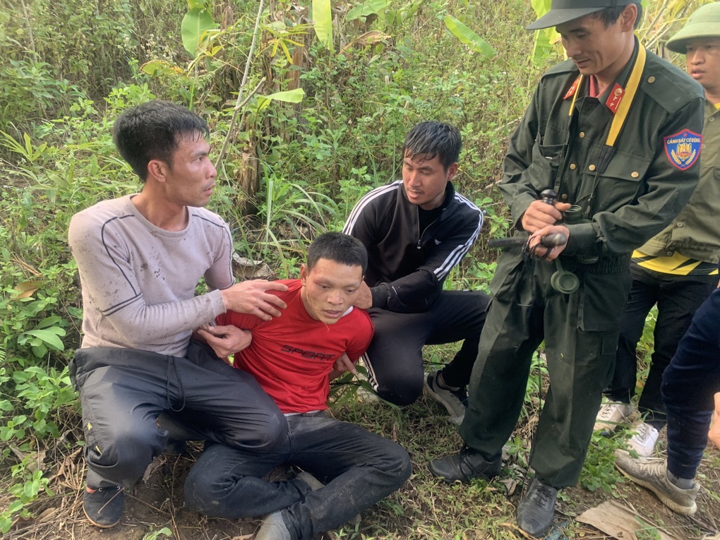 Giết tài xế xe ôm, cướp tài sản rồi bỏ trốn lên rừng nhưng không thoát - 2 Giết tài xế xe ôm, cướp tài sản rồi bỏ trốn lên rừng nhưng không thoát - 2