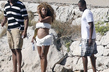 Beyonce hạnh phúc khoe bụng bầu với bikini