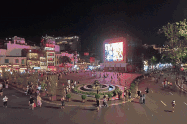 Màn LED "hàm cá mập" giúp du khách dễ dàng tiếp nhận thông tin văn hóa Việt