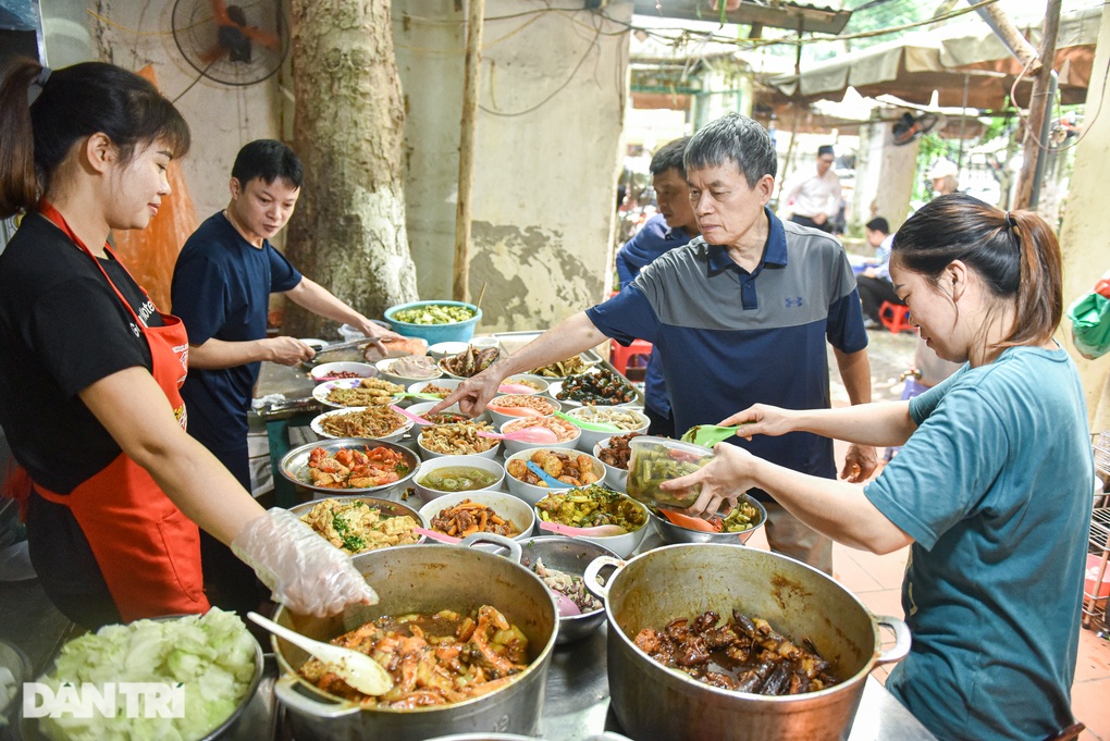 Quán cơm bụi thực đơn gần 50 món, hơn 25 năm gắn bó với người Hà Nội - 1 Quán cơm bụi thực đơn gần 50 món, hơn 25 năm gắn bó với người Hà Nội - 1