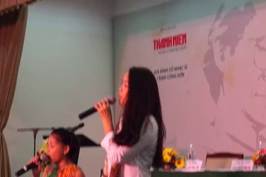 Ca sĩ Hồng Hạnh, bé Khánh Ngọc và ca sĩ Nguyên Hà trình diễn trong chương trình công bố