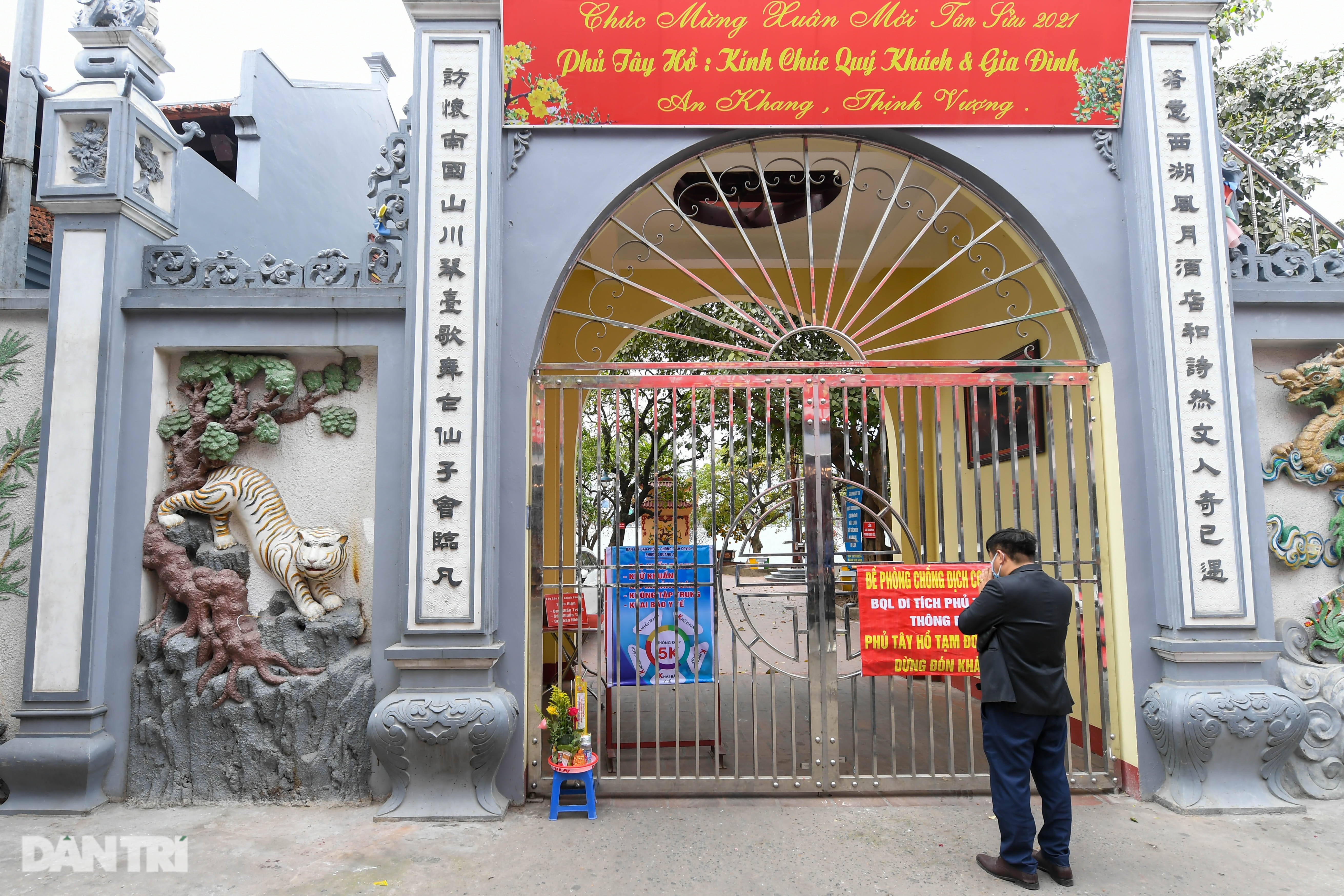 Đền chùa đóng cửa, dân công sở tranh thủ đi lễ vái vọng từ xa - 13 Đền chùa đóng cửa, dân công sở tranh thủ đi lễ vái vọng từ xa - 13