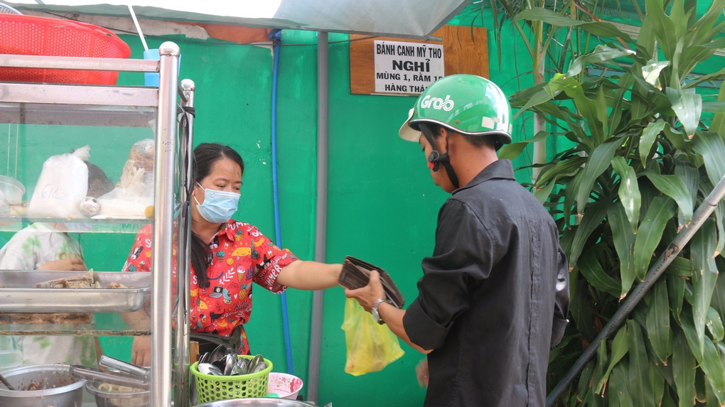 Chủ quán bánh canh bán vì đam mê, quyết giữ giá 10.000 đồng/tô - 8 Chủ quán bánh canh bán vì đam mê, quyết giữ giá 10.000 đồng/tô - 8