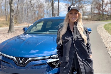 "Nữ hoàng review xe" Supercar Blondie nói gì khi lần đầu lái VinFast VF 8 tại Mỹ?