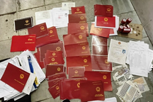 Tạm giam nam thanh niên cầm đầu đường dây làm bằng cấp giả