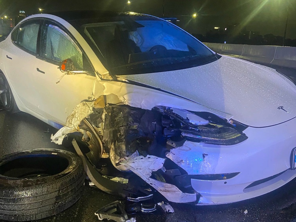 Vừa bật tính năng Autopilot, xe Tesla đã đâm gục xe cảnh sát - 4 Vừa bật tính năng Autopilot, xe Tesla đã đâm gục xe cảnh sát - 4