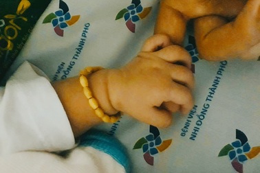 Bé 14 tháng tuổi nhiễm Covid-19 sức khỏe hiện nay ra sao?