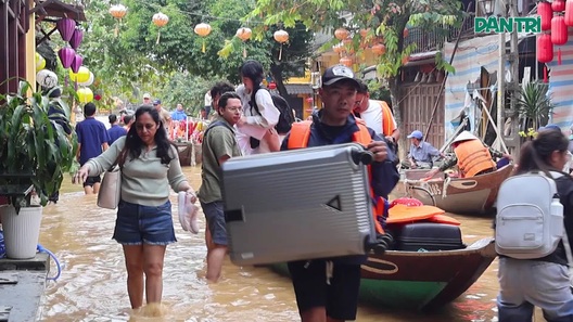 Nước dâng cao, người dân Hội An dùng ghe di chuyển, sơ tán du khách