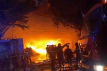 Nhà xưởng rộng hơn 1.000m2 bốc cháy ngùn ngụt trong đêm ở TPHCM