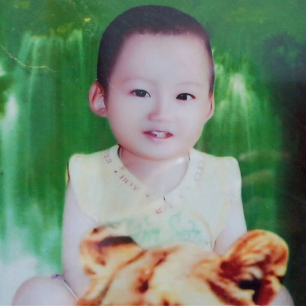 Cuộc sống của cậu bé bị bố ruột đổ xăng thiêu sống sau 12 năm - 3 Cuộc sống của cậu bé bị bố ruột đổ xăng thiêu sống sau 12 năm - 3