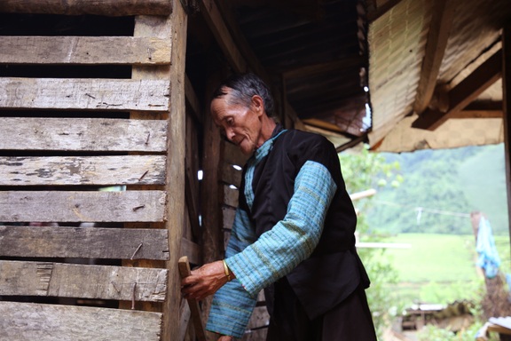 Vợ qua đời, con dâu bỏ đi, ông lão "gánh" con tâm thần và cháu nội