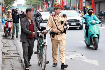 CSGT Hà Nội xử phạt người đi xe đạp vi phạm nồng độ cồn