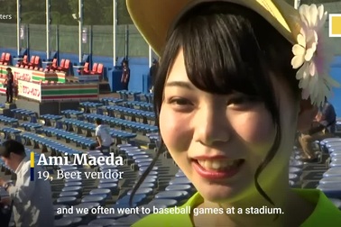 Những cô gái xinh đẹp đeo trên mình thùng bia nặng 17kg, bán dạo ở sân vận động