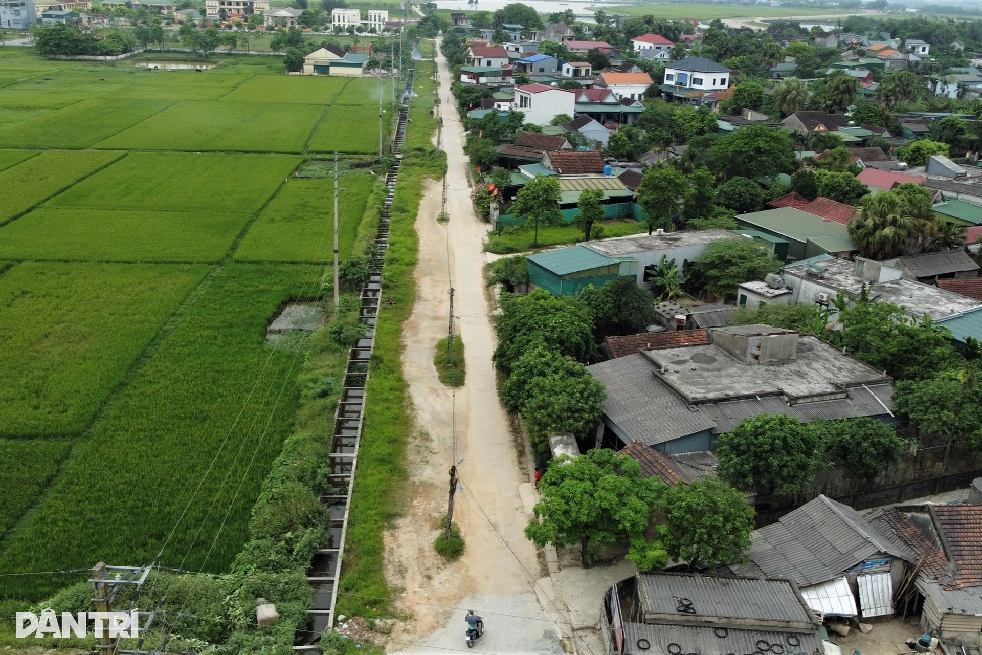 Hàng loạt cột điện vô duyên đứng giữa đường thành phố Hà Tĩnh - 9 Hàng loạt cột điện vô duyên đứng giữa đường thành phố Hà Tĩnh - 9