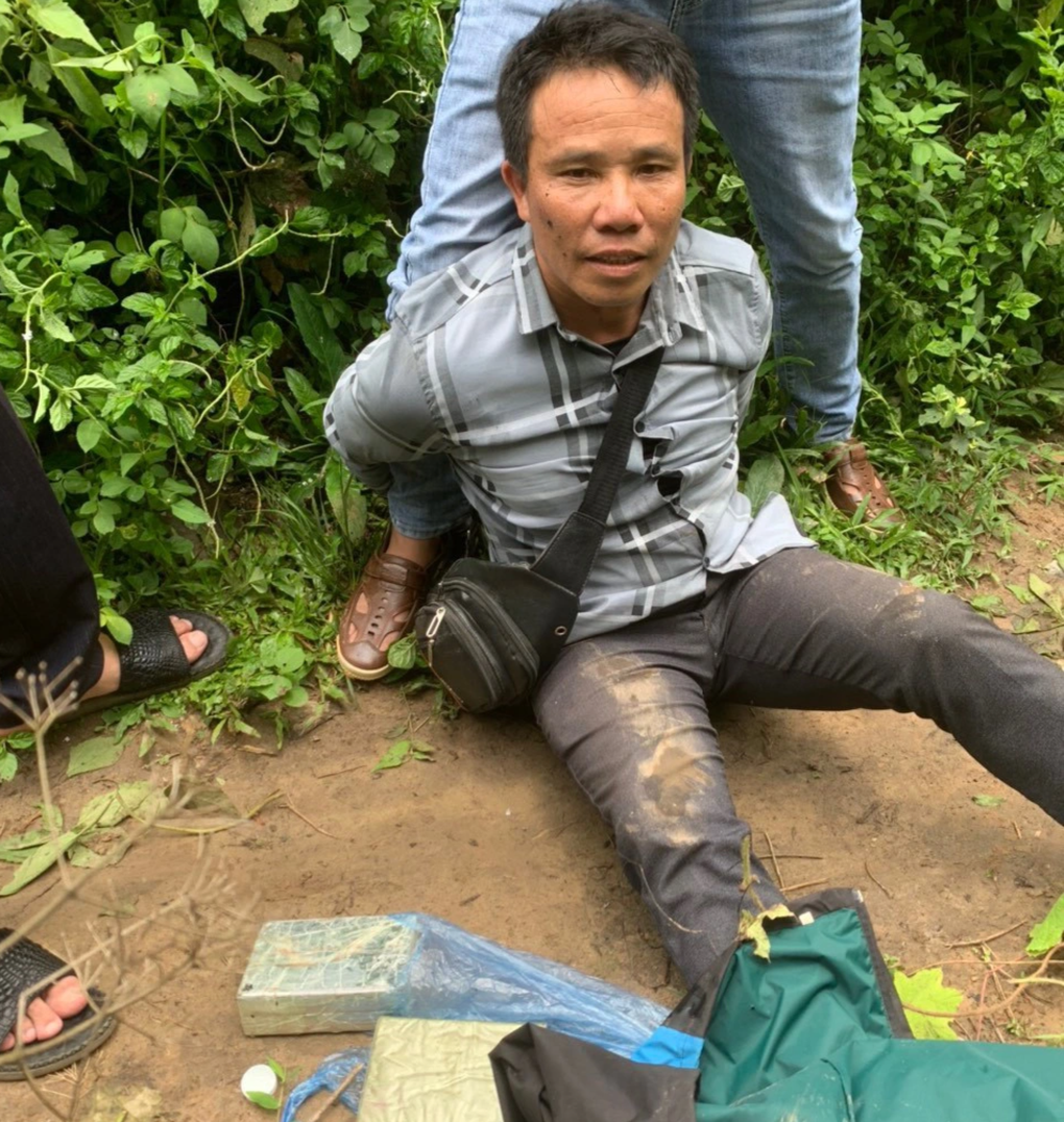 Gã trai bị bắt khi đang vận chuyển 3 bánh heroin - 1 Gã trai bị bắt khi đang vận chuyển 3 bánh heroin - 1