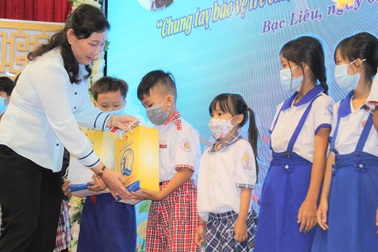 Chi hơn 100 triệu đồng lo quà Tết cho 285 trẻ em có hoàn cảnh đặc biệt