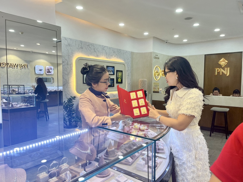 Nhiều khách hàng mua vàng sớm trước ngày vía Thần Tài - 3 Nhiều khách hàng mua vàng sớm trước ngày vía Thần Tài - 3
