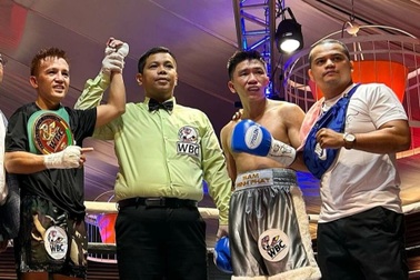 HLV đầu hàng vô cùng khó hiểu, võ sĩ Việt Nam bị xử thua tức tưởi