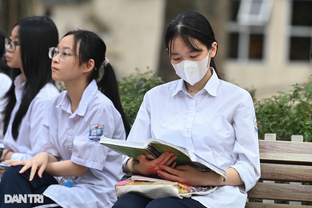 Thi lớp 10 tại Hà Nội: Gần 106.000 học sinh bước vào bài thi đầu tiên - 3 Thi lớp 10 tại Hà Nội: Gần 106.000 học sinh bước vào bài thi đầu tiên - 3