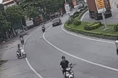 "Nữ ninja" sang đường như chỗ không người, gây họa cho người khác