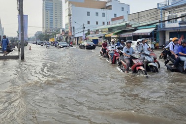 Triều cường vượt báo động 3, Cần Thơ ngập sâu nhiều nơi, giao thông ùn ứ