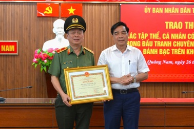 Khen thưởng công an phá đường dây đánh bạc hơn 350 tỷ đồng