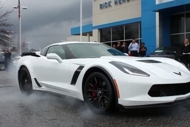 Xem siêu xe Corvette Z06 2015 trình diễn đốt lốp