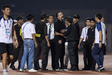 Thẻ đỏ dành cho HLV Popov ở trận CLB Thanh Hóa hòa TPHCM có hợp lý?