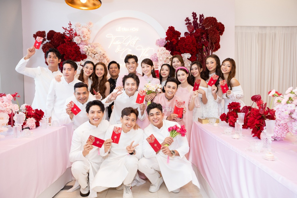 Lễ tân hôn Puka, Gin Tuấn Kiệt: Cô dâu được mẹ chồng tặng trang sức tỷ đồng - 13 Lễ tân hôn Puka, Gin Tuấn Kiệt: Cô dâu được mẹ chồng tặng trang sức tỷ đồng - 13