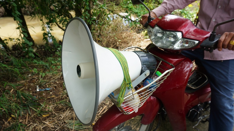 Nhà báo phường đưa thông tin phòng chống dịch đến tận mỗi người dân - 2 Nhà báo phường đưa thông tin phòng chống dịch đến tận mỗi người dân - 2