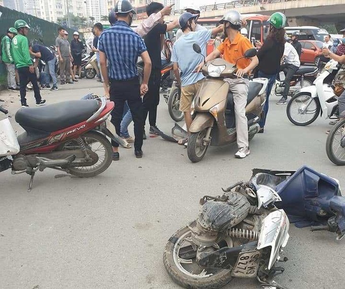 Hà Nội: Nữ tài xế lái ô tô lao tông một loạt xe gắn máy rồi lao thẳng lên vỉa hè khiến 3 người bị thương - Ảnh 5. Hà Nội: Nữ tài xế lái ô tô lao tông một loạt xe gắn máy rồi lao thẳng lên vỉa hè khiến 3 người bị thương - Ảnh 5.