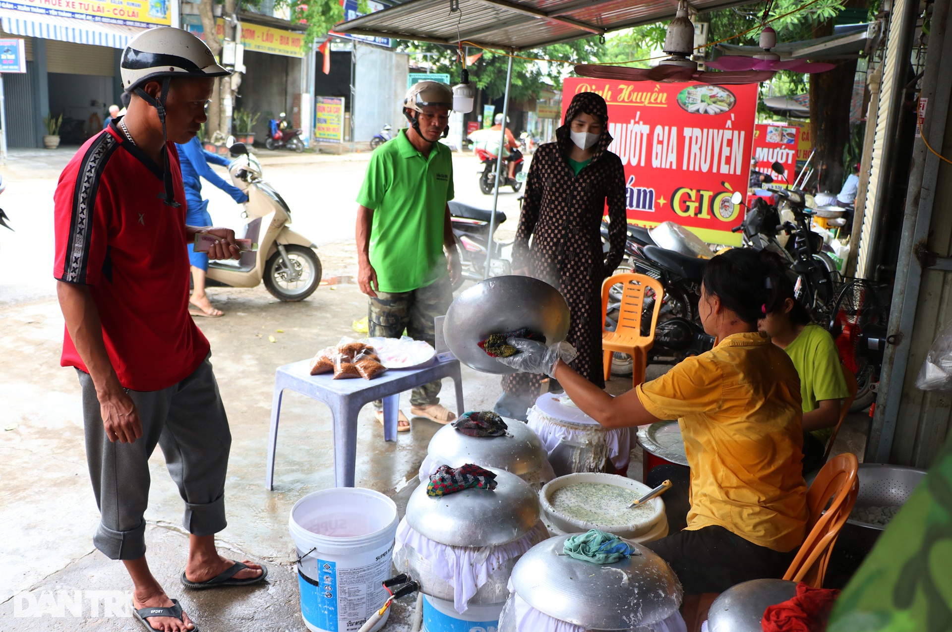 Khách đợi cả tiếng để mua thứ bánh thơm mềm, mỏng như giấy - 1