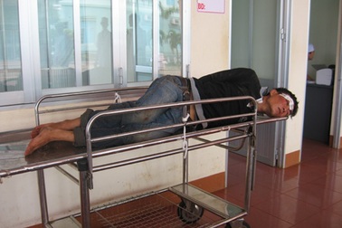 Trộm gạo, bị dân vây bắt đánh trọng thương