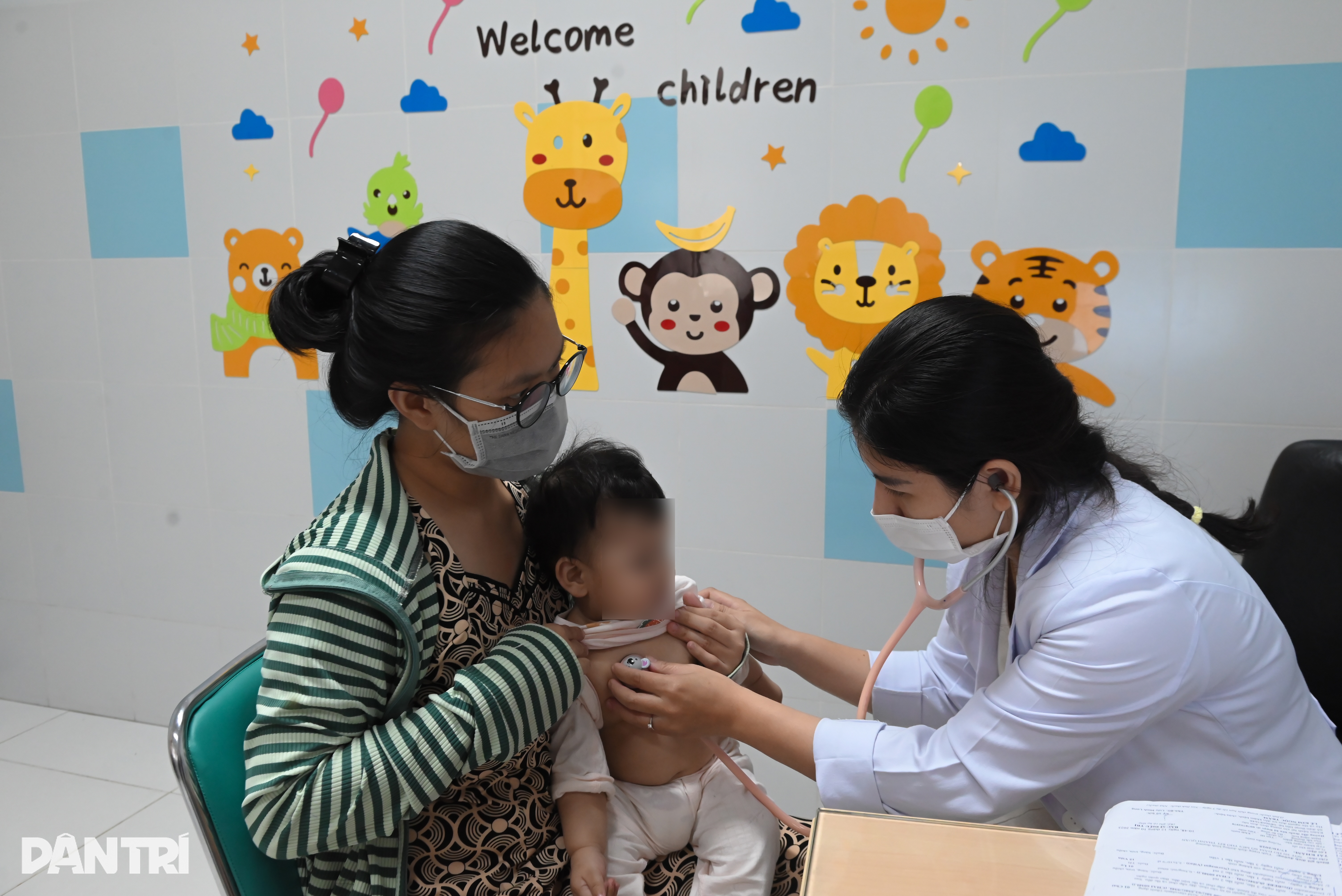 Trẻ đồng loạt đổ bệnh, một bệnh viện ở TPHCM có lượt khám tăng gần gấp đôi - 8