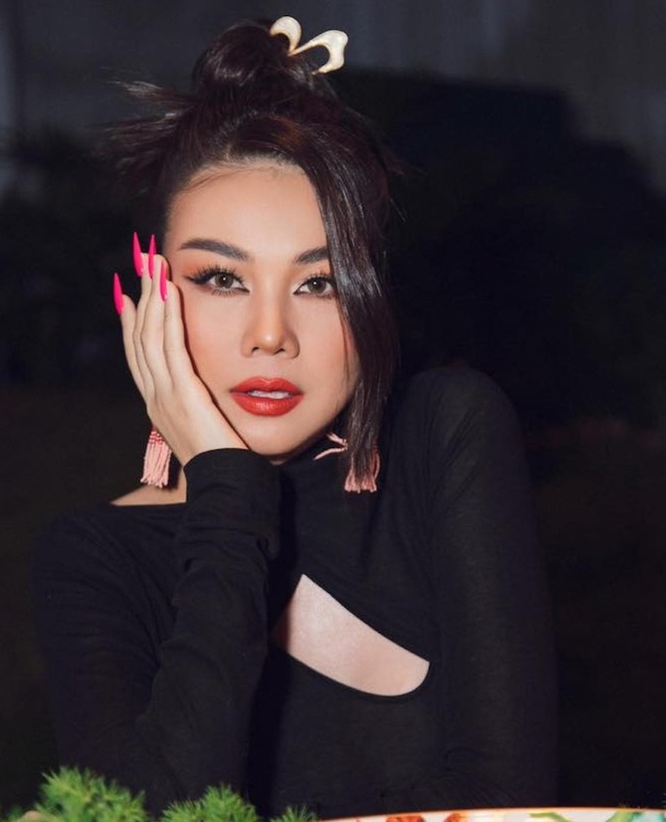 Thanh Hằng quấn khăn làm váy, nơm nớp lo lắng sợ “lộ hàng” - 2 Thanh Hằng quấn khăn làm váy, nơm nớp lo lắng sợ “lộ hàng” - 2