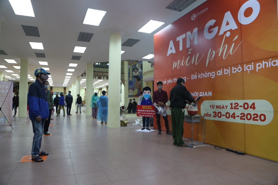 Người nghèo Hà Nội đội mưa rét đi rút gạo miễn phí - 1 Người nghèo Hà Nội đội mưa rét đi rút gạo miễn phí - 1