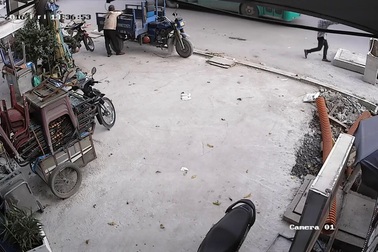 Hình ảnh người đàn ông mải đón xe buýt, bị rơi xuống hố ga