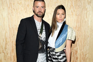 Justin Timberlake xin lỗi vợ vì lỡ… nắm tay bạn diễn gây tin đồn lùm xùm