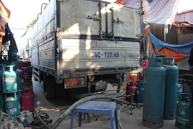 Triệt phá tụ điểm tổ chức sang chiết gas trái phép qui mô “khủng”