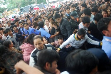 Hàng ngàn người chen lấn, siêu thị hỗn loạn ngày khai trương