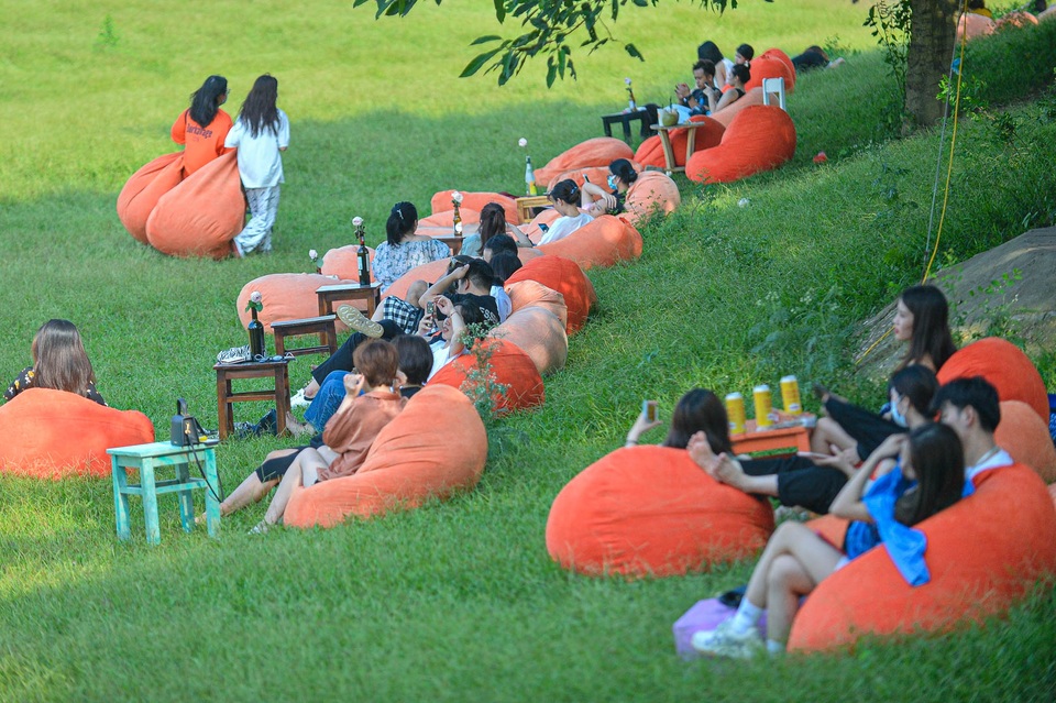 Đông nghẹt người tụ tập vui chơi, ăn uống tại bãi đá sông Hồng cuối tuần - 7 Đông nghẹt người tụ tập vui chơi, ăn uống tại bãi đá sông Hồng cuối tuần - 7