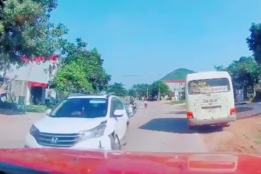 Ô tô lấn làn gây tai nạn rồi thản nhiên bỏ đi