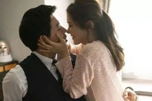 Xem video người đàn ông ôm bồ ở sân vận động, tôi run rẩy khi biết đó là ai