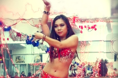 Vũ điệu bellydance nóng bỏng trong đêm Noel lạnh giá