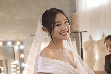 Cô dâu Nhã Phương xinh đẹp đi thử váy cưới