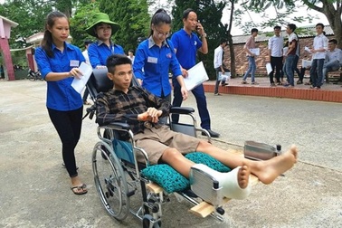 Nén đau, hai thí sinh bị nạn vẫn cố gắng đi thi