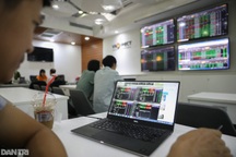 Kỷ lục chưa từng có trong lịch sử, người Việt "chạy đua" đầu tư chứng khoán