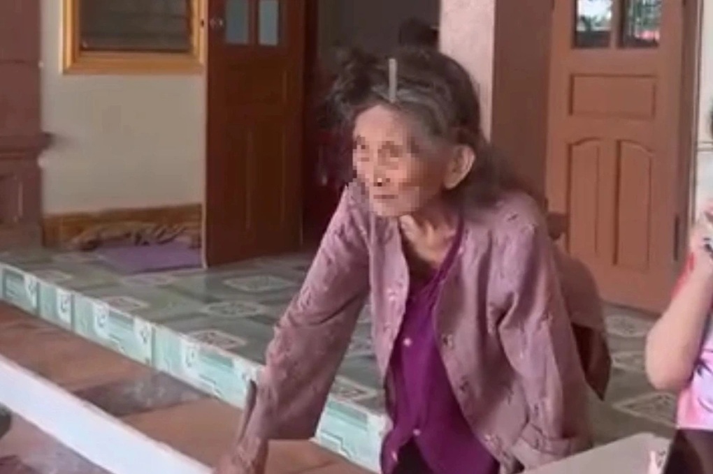 Phản xạ của cụ bà 96 tuổi khi bị rắn hổ mang tấn công - 2