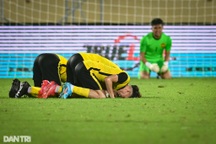 Cầu thủ U23 Malaysia đổ gục xuống sân sau chiến thắng trước Thái Lan